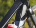Optisch ist das Fazua-System beim E-Gravelbike (fast) perfekt integriert. Eine Fernbedienung braucht es nicht (gibt es aber). Die drei frei konfigurierbaren Stufen wählt man über die Sensortaste am Unterrohr an.