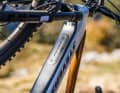 Stevens verbaut den großen Powertube 750 fest im Unterrohr. Wechsel-Akku oder externes Laden unmöglich. Ghost hat nur 625 Wh an Bord, dafür mit klassischem Wechselsystem.
