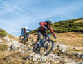 All Mountains der oberen Preisliga sind etwas für echte E-MTB-Gourmets. Allerdings finden  sich in dieser Kategorie ganz unterschiedliche Geschmacksrichtungen. Neben echten Leckerbissen haben wir auch herbe Überraschungen entdeckt.
