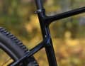 Von der im Rahmen integrierten Sattelstützenklemmung, die beim F-Si an Bord war, verabschiedet sich Cannondale. Die Sitzstreben setzen ähnlich tief am Sitzrohr an wie bei den Gravelbikes Topstone und SuperSix Evo. 