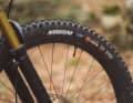 Für Grip am Vorderrad sorgt der Assegai von Maxxis.