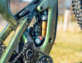 Cannondale Jekyll 1: Um den Dämpfer tief im Rahmen zu platzieren, wurde das Unterrohr geteilt. Die Verstellknöpfe liegen dadurch teilweise leicht verdeckt.