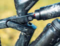 Canyon Torque CF 9 29: Über einen Flipchip kann die Geometrie feinjustiert werden. Es bleibt sogar noch Platz für eine kleine Trinkflasche.