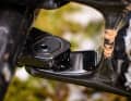 Der Flipchip sitzt in der Wippe. Wird der ovale Einsatz gedreht, fallen Lenk- und Sitzwinkel etwas steiler aus als in der flachen Werkseinstellung. Davon profitieren Biker, die ein etwas verspielteres Lenkverhalten suchen.