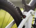 Scott Patron eRide 900 Tuned: Sicherheit geht vor! Sollte die Ausfahrt mal im Dunkeln enden, sitzen an den Sitzstreben dezente Rücklichter, die vom Haupt-Akku mit Strom versorgt werden. Das Mini-Schutzblech fängt bei Regen den gröbsten Matsch ab.