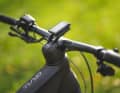 Scott Patron eRide 900 Tuned: Die Lenker-Vorbau-Einheit von Syncros hält den Kabelsalat im Zaum und sorgt gleichzeitig für eine futuristische Optik. Wem die Maße der Steuerzentrale nicht passen, der kann auch einen normalen Lenker mit Vorbau montieren. Die Kabelintegration funktioniert trotzdem.