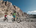 Auf den Touren in Alta Badia bikt man stets durch eine Naturparklandschaft, in der sich mächtiger Dolomitenfels mit plüschigen Wiesen abwechselt.