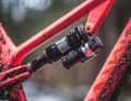 Analog zur Gabel ist auch im Dämpfer ein Beschleunigungs- und Lagesensor angebracht. Die drei Fahrwerksmodi Open, Pedal, Lock regelt ebenfalls ein Stellmotor.