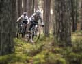Moderne Marathon-Bikes sagen den konventionellen Werten den Kampf an. Maximaler Leichtbau und steile Winkel weichen mehr Federweg und flacheren Geometrien. Mit zwei Duellen – modern gegen klassisch – wollen wir klären, welche Generation das perfekte Racebike stellt.