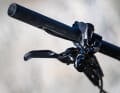 Das Kabel der Motor-Remote läuft im Inneren des Santa Cruz-Lenkers e35 Carbon zum Display.