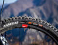Die Bereifung ist an allen Modellen identisch. Maxxis Assegai EXO+ mit der super griffigen Maxx Grip-Gummimischung am Vorderrad. DHR II EXO+ am Hinterrad. Die edlen Reserve-Carbonlaufräder gibt's nur am 13000-Euro-Modell.