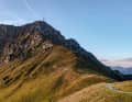 Wahrzeichen und Wegweiser: Der 102 Meter hohe Sendemast am Kitzbüheler Horn spitzt in den frühen Morgenhimmel. Die Locals Kurt Exenberger und Fabian Schweinberger auf Tour zum Harschbichl.