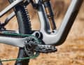 Das geschraubte BSA-Tretlager ist einfach zu warten, da kein Einpresswerkzeug benötigt wird. Die ISCG-05-Adapterplatte ermöglicht die Montage von Kettenführunen und Bashguard.