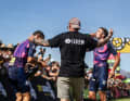 Das vollständige (!) Gewinner-Team auf einem Bild. Im Gegensatz zu anderen Profi-Teams hatten Lukas Baum und Georg Egger nur den Vater von Lukas Baum zur Unterstützung dabei. Große Teams bringen zu so einem Rennen üblicherweise Mechaniker, Physiotherapeuten und sogar ein Backup-Team mit.