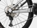 Klapperkiste? Das Alu-Modell verzichtet auf den massiven Kettenstrebenschutz des Carbon-Modells. Das könnte auf dem Trail für nerviges klappern und hässliche Lackplatzer an der Kettenstrebe sorgen.