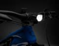 Moto-Style: Mit Lampe und "Tacho" erinnert die Front fast an eine Moto-Enduro. Fehlen nur noch die Handguards.
