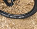 Beide Bikes kommen mit Schwalbe-Bereifung in der günstigen Performance-Variante. Im Gelände nicht die erste Wahl. Die Kombi mit Magic Mary am Vorderrad (Bulls) ist trotzdem deutlich griffiger, als die leicht rollenden Nobby Nic am Conway.