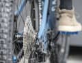 Absolutes No-Go: Anfahren in schweren Gängen und bei maximaler Unterstützungsstufe. Denn gerade bei niedriger Trittfrequenz reißt der Motor mit brachialem Drehmoment an wenigen Zähnchen. Bei vollem Kettenschräglauf.