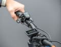 Sram verhindert das mit der Single-Click-Technologie, die nur einzelne Klicks am Shifter zulässt. Bei Shimano ist ein achtsamer Pilot mit zurückhaltendem Daumen gefragt.