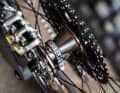 High-End (MT7) links und Standard (Deore) rechts. Bei den Antriebskomponenten hält sich NS-Bikes zurück und verbaut die Einsteigergruppe Shimano Deore in der 12-fach-Ausführung.