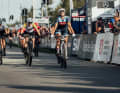 Beim Short-Track-Rennen gewinnt Jolanda Neff vor Rebecca McConnell.