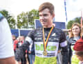 Shake Hands und stolz die Medaille tragen.