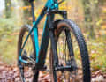 Selbst die einfache SR Suntour Raidon Federgabel bietet im Gelände Vorteile gegenüber ungefederten Bikes. 