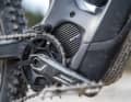 Das tiefe Tretlager bringt einen sicheren Stand im Rad bergab, bergauf ecken aber schnell die Kurbeln an. Sogar der tief gezogene "Bauch" des Bikes vor dem Motor kann an Steilstufen bergauf aufsetzen.
