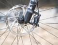 Stahlbremsscheiben von Tektro sind ungewöhnlich, sorgten beim Canyon Spectral:On aber für eine zuverlässige Bremsperformance. Eine guter Alternative zu günstigen Shimano-Scheiben, die uns in vergangenen Tests teils negativ aufgefallen waren.
