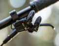 Schön zu sehen: Die Ergonomie der Schalthebel orientiert sich stark an den mechanischen Shimano-Modellen, das macht das Schalten intuitiv.