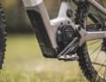 Der Bosch-Motor sitzt leicht gedreht im Tretlagerbereich, so passt der Akku noch davor. Die Bodenfreiheit ist durch die tief herabgezogene Kappe aus recyceltem Kunststoff nicht besonders üppig.