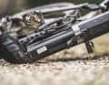 Die Batterie kann nach unten herausgezogen werden. Um sie ganz zu entnehmen, muss das Rad angehoben oder auf den Kopf gestellt werden.