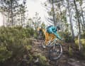 Unter 20 Kilo: 8 All-Mountain-E-Bikes aus der neuen Light-Kategorie im großen Vergleichstest. Fazua, TQ oder Shimano? Vom Minimalisten bis zum Allrounder.