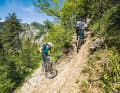 „Uphill-Gebastel“ à la Stefan Schlie und Claus Fleischer: Hier am Sentiero 117 hoch zum Passo Guil (Tour 2, Tremalzo). Nach dem Motto „Was ist fahrtechnisch machbar?“, wird hier jede Schlüsselstelle seziert. Stefan wird am Ende fast alles gefahren sein.