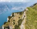 Eine der spektakulärsten Kulissen, die man als Biker weltweit zu Gesicht bekommen kann: An der Südflanke des Monte Altissimo balanciert man auf schmalem Grad mit schwindelerregendem Blick auf das Gardasee-Nordufer mit den Biker-Metropolen Riva und Tobole.