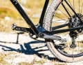 Schön zu erkennen ist das gebogene Sitzrohr, das dem Simplon Razorblade zusammen mit der Sattelstütze einen gewissen Flex geben soll. Und die Rasierklinge über dem Tretlager ziert weiterhin das Race-Hardtail.