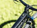 Schlank integriert, gut ablesbar und mit dickem Funktionsumfang. Noch dazu ist die Darstellung auf dem Screen individualisierbar. So stellen wir uns ein E-Bike-Display vor.