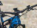 Der Lezyne-Scheinwerfer bietet ein solides Fernlicht, der Carbonlenker setzt High-End-Akzente. Die Kabelführung mit Tape ist funktional, steht mit dem schicken Scheinwerfer und Carbon-Lenker aber im starken Kontrast.