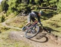 Kurvenfräse: In der Paradedisziplin kann dem Rocky Mountain Instinct Powerplay kaum ein Bike am Markt das Wasser reichen.