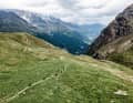 Mit Blick in die südlichen Ausläufer des Stilfserjoch-Nationalparks rollt sich der Supertrail Richtung Val di Sole hinunter aus. Oben noch hochalpin und sanft, nach der Geländestufe aber zunehmend zackiger, stufiger und verblockter.