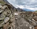 Oben an der Montozzo-Scharte dann die Erlösung: Vorbei an den Schützengräben aus dem Ersten Weltkrieg blickt man Richtung Süden in die Felsbastion des Adamello-Massivs und natürlich auf das Bild von einem alpinen Supertrail, der sich auf der anderen  Talseite in jede Geländeunebenheit schmiegt.