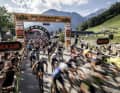 Der Startschuss schickte die knapp 600 Starter ohne viel Federlesen ins Hochgebirge. Lienz in Tirol war 2022 zum ersten Mal Startort der Maxxis BIKE Transalp und bot mit der spektakulären Schleife über den Hausberg einen grandiosen Auftakt