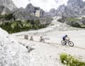 Der spektakuläre Passo Rolle war schon öfter Teil der BIKE Transalp und ist jedes Mal wieder ein Highlight. Er ist wie eine mit dem MTB befahrbare Dolomiten-Skulptur.