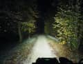 MagicShine Monteer 6500: In Sachen Lichtausbeute steht die Magicshine der Lupine kaum nach. Auch sie leuchtet sehr weit und bildet einen breiten Lichtkegel. Ohne den extrem hellen Spot in der Mitte vor dem Fahrer fällt die Ausleuchtung etwas homogener aus, als bei der Alpha.