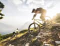 Wer ein günstiges Mountainbike  sucht, der tut sich so schwer wie noch nie.  Preissteigerungen und der finanzielle  Druck der Inflation schränken die Auswahl ein.  BIKE hat sich aber auf  Schnäppchen-Jagd begeben:  zehn Preis-Leistungs-Knaller im Praxistest.