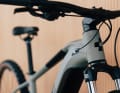Mit dem Superlite-Alu-Rahmen und durchgängiger Shimano-Ausstattung steht es mit 23,9 Kilo da.