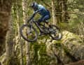 Enduro-Racer Youn Deniaud lässt das neue Giant Reign durch die Luft fliegen.