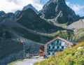 Die Tuoi ist als Winterhütte bekannt. Doch so langsam finden auch E-Mountainbiker den Weg hier hinauf.
