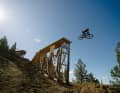 Liebt fette Drops: Casey Brown beim Marzocchi Proving Grounds in Bend, OR, USA