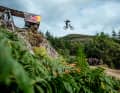Freerider Vicent „Vinny T“ Tupin fliegt im Suicide No Hander übers Roadgap 16 Meter in die Tiefe. „Ein irres Gefühl“, sagt Hardline-Rookie Andreas Kolb über diesen Stunt. 
